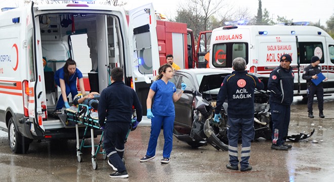 Antalya'da kaza yapan araçta sıkışanları itfaiye kurtardı