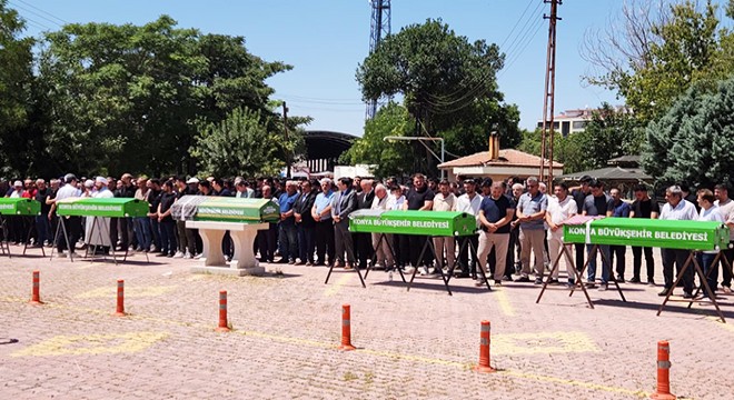 Antalya'da kazada ölen aynı aileden 5 kişi, toprağa verildi
