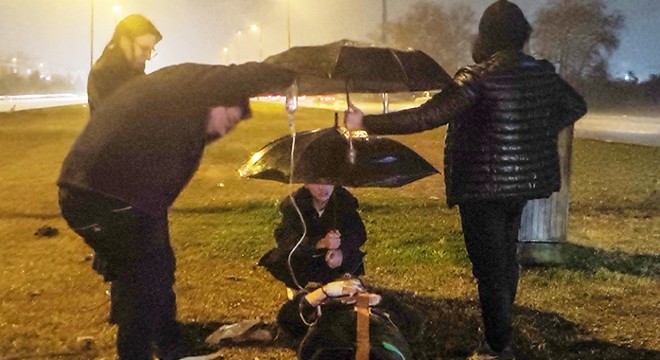 Antalya'da kazada yaralanan kadının şemsiye ile başında beklediler