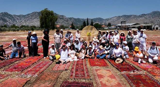 Antalya'da kilim tarlalarını gezdiler