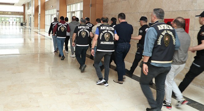 Antalya'da kiralık şirket araçlarını satıp, 120 milyon lira dolandırdılar