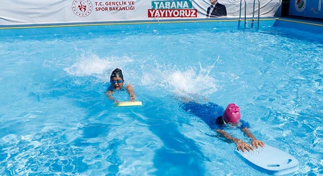 Antalya'da kırsaldaki çocuklara portatif yüzme havuzu