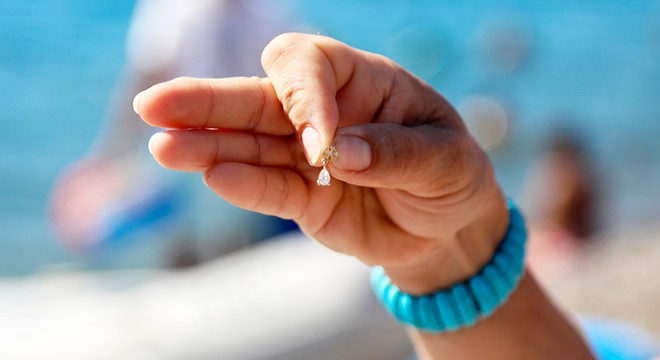 Antalya'da kıyı ve dip temizliğinde turist altın küpe buldu