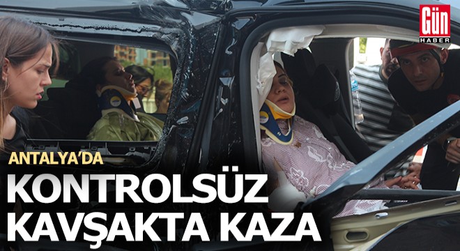 Antalya'da kontrolsüz kavşakta kaza: 3 yaralı