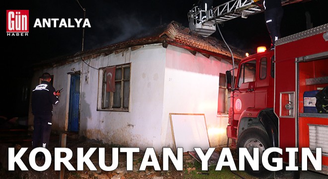 Antalya'da korkutan çatı yangını
