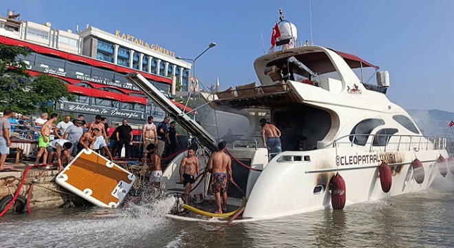 Antalya'da lüks tekne alevlere teslim oldu