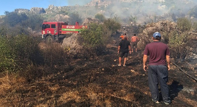 Antalya'da makilik ve zeytinlik yangını