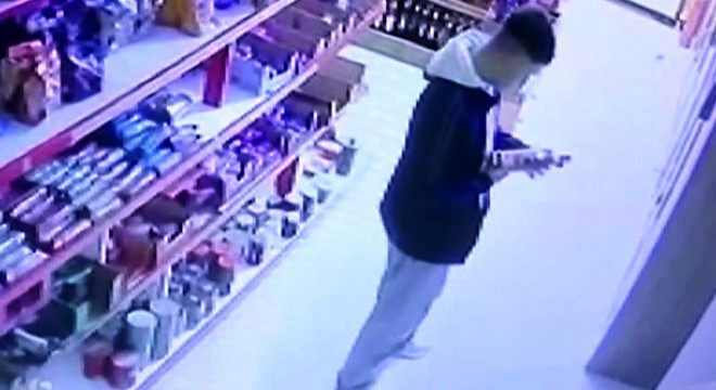 Antalya'da marketten hırsızlık anları kamerada