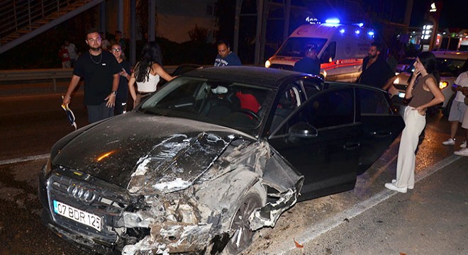 Antalya'da minibüs ve otomobil çarpıştı: 2 yaralı