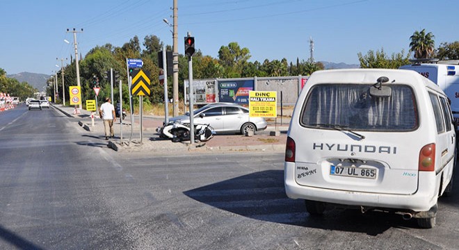 Antalya'da minibüsle çarpışan motosikletli yaralandı