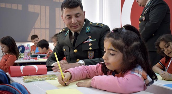 Antalya'da minik ellerden Mehmetçiğe mektup