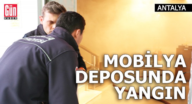 Antalya'da mobilya mağazası deposunda yangın