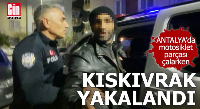 Antalya'da motosiklet parçası çalarken yakalandı