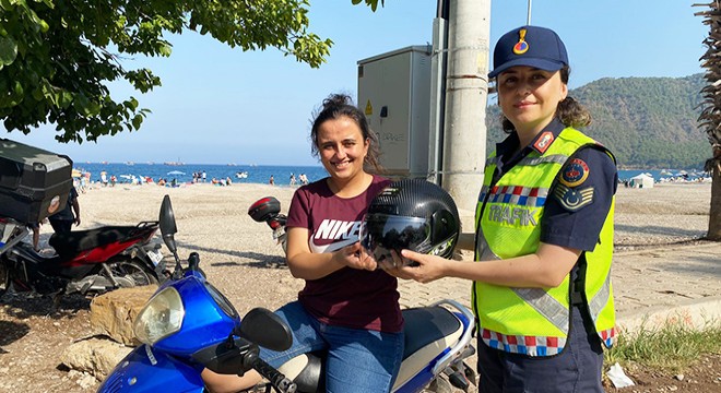 Antalya'da motosiklet sürücülerine kask hediyesi