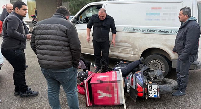 Antalya'da motosikleti kayan kurye, hafif ticari aracın altında kaldı