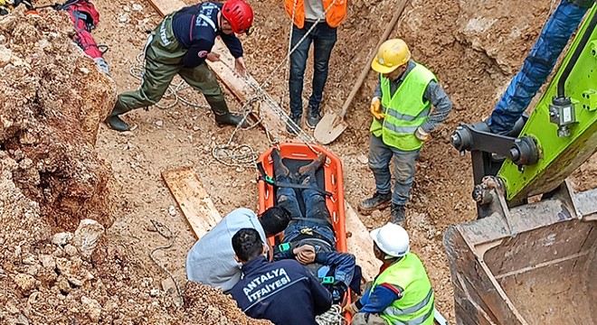 Antalya'da motosikletiyle kanala düşen sürücü yaralandı