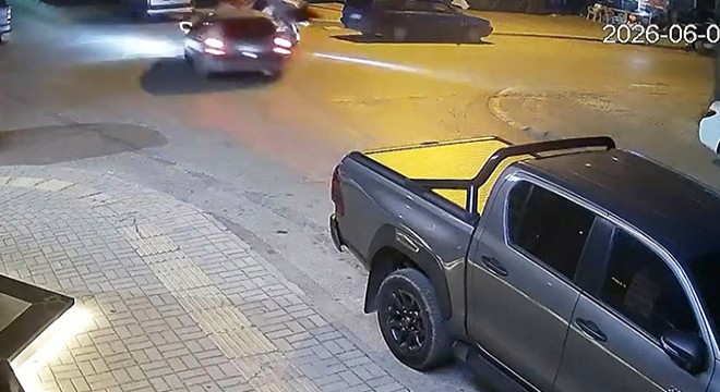 Antalya'da motosikletle otomobilin çarpıştığı kaza kamerada