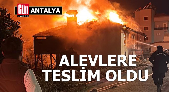 Antalya'da müstakil ev alevlere teslim oldu