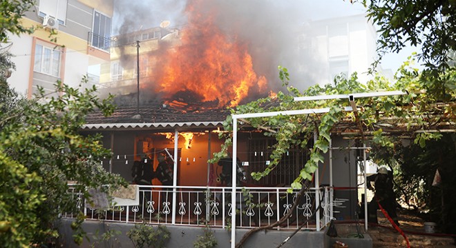 Antalya'da müstakil ev yandı