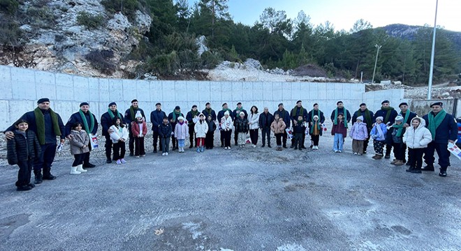 Antalya'da öğrenciler jandarma personeline atkı ördü