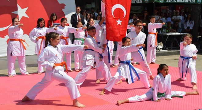 Antalya'da öğrencilerden renkli 19 Mayıs kutlaması