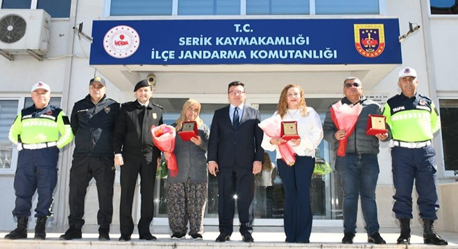 Antalya'da örnek sürücülere plaket