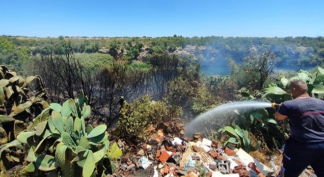 Antalya'da ot ve çalılık yangınını itfaiye söndürdü