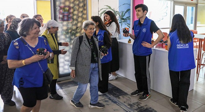 Antalya'da otizmli çocuklardan Anneler Günü kutlaması