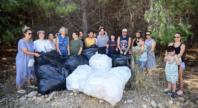 Antalya'da otizmli çocuklardan orman temizliği