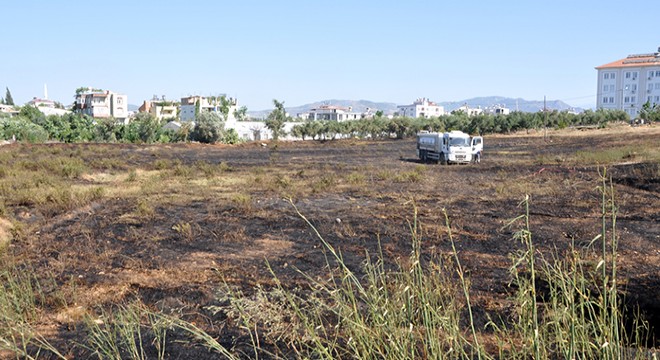 Antalya'da otluk yangını büyümeden söndürüldü