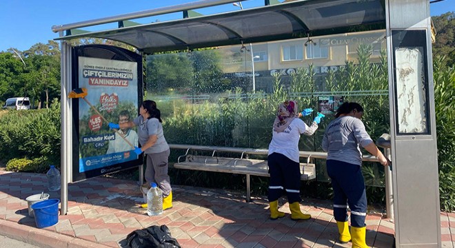 Antalya'da otobüs duraklarında temizlik