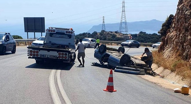 Antalya'da otomobil kayalıklara çarptı: 2 yaralı