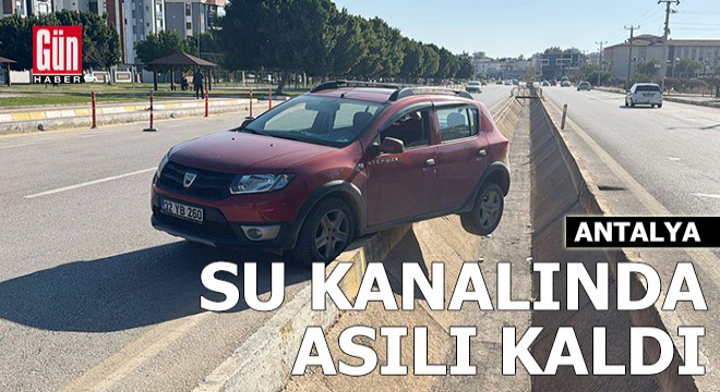 Antalya'da otomobil su kanalında asılı kaldı