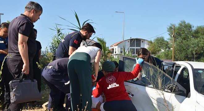 Antalya'da otomobilde sıkışan yolcuyu itfaiye kurtardı