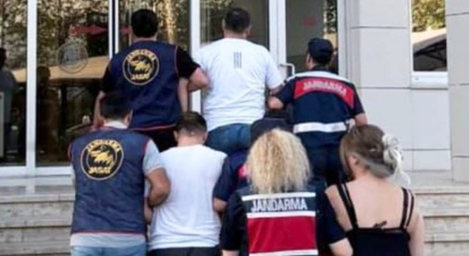 Antalya'da otomobildeki 3 şüpheli yakalandı