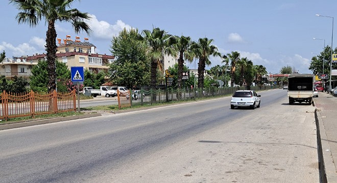 Antalya'da otomobilin çarptığı bisikletli çocuk yaralandı