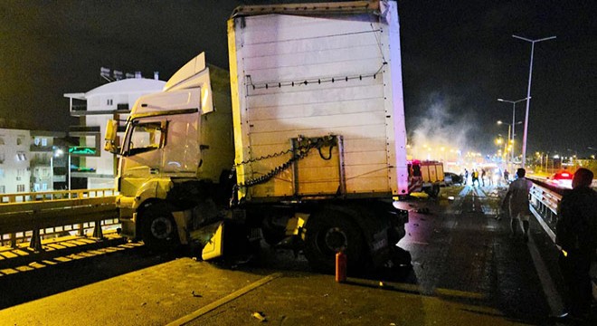 Antalya'da otomobille çarpışan TIR sürücüsü yaralandı