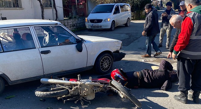 Antalya'da otomobille çarpışan motosikletli yaralandı