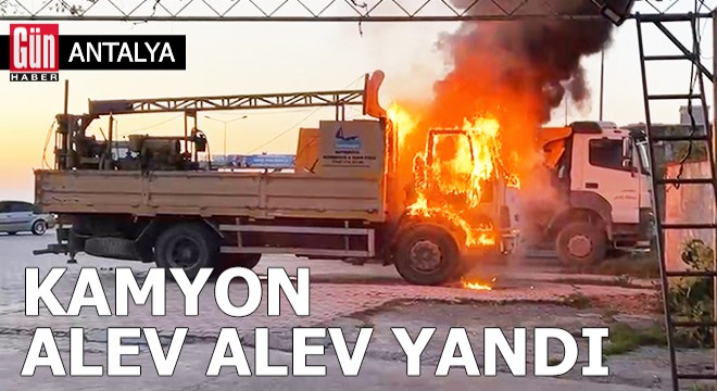 Antalya'da park halindeki kamyon yandı