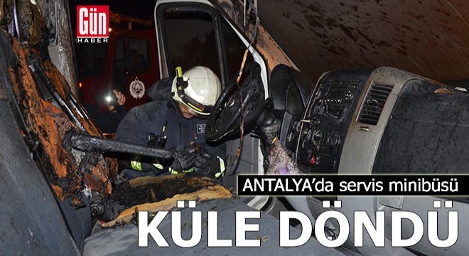 Antalya'da park halindeki minibüs küle döndü