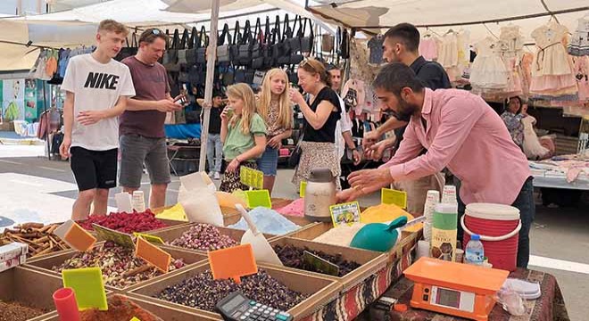 Antalya'da pazarda turist hareketliliği