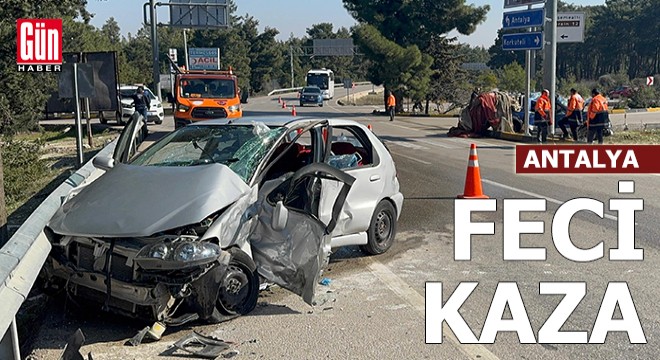 Antalya'da pikapla otomobil çarpıştı: 3 yaralı