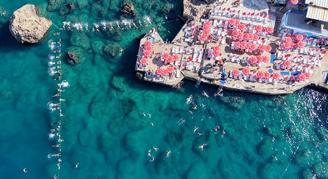 Antalya'da plajda su cimnastiği