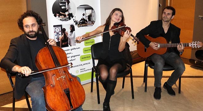 Antalya'da plaza fuayesinde müzik dinletisi