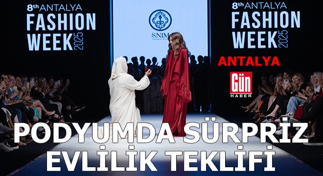 Antalya'da podyumda sürpriz evlilik teklifi