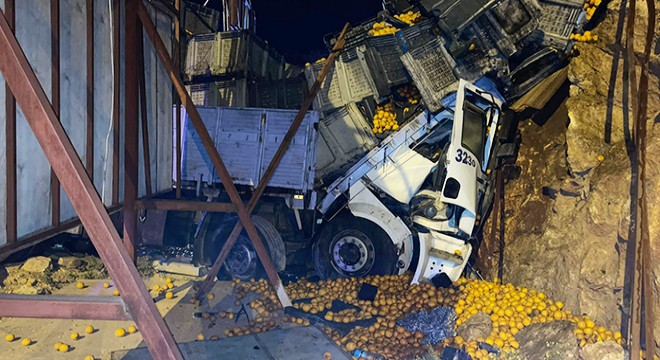 Antalya'da portakal yüklü kamyon duvara çarptı: 1 ölü