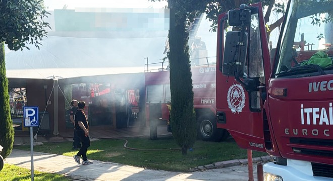 Antalya'da restoran çatısındaki yangın söndürüldü