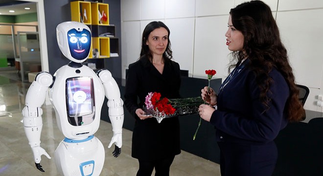 Antalya'da robot öğretmen Ada: Kadına şiddete sessiz kalmayın