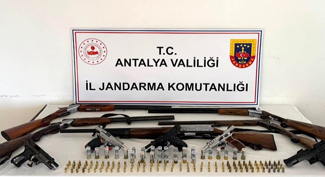 Antalya'da ruhsatsız 5 tabanca ve 5 av tüfeği ele geçirildi