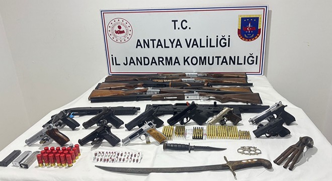 Antalya'da ruhsatsız silah operasyonu